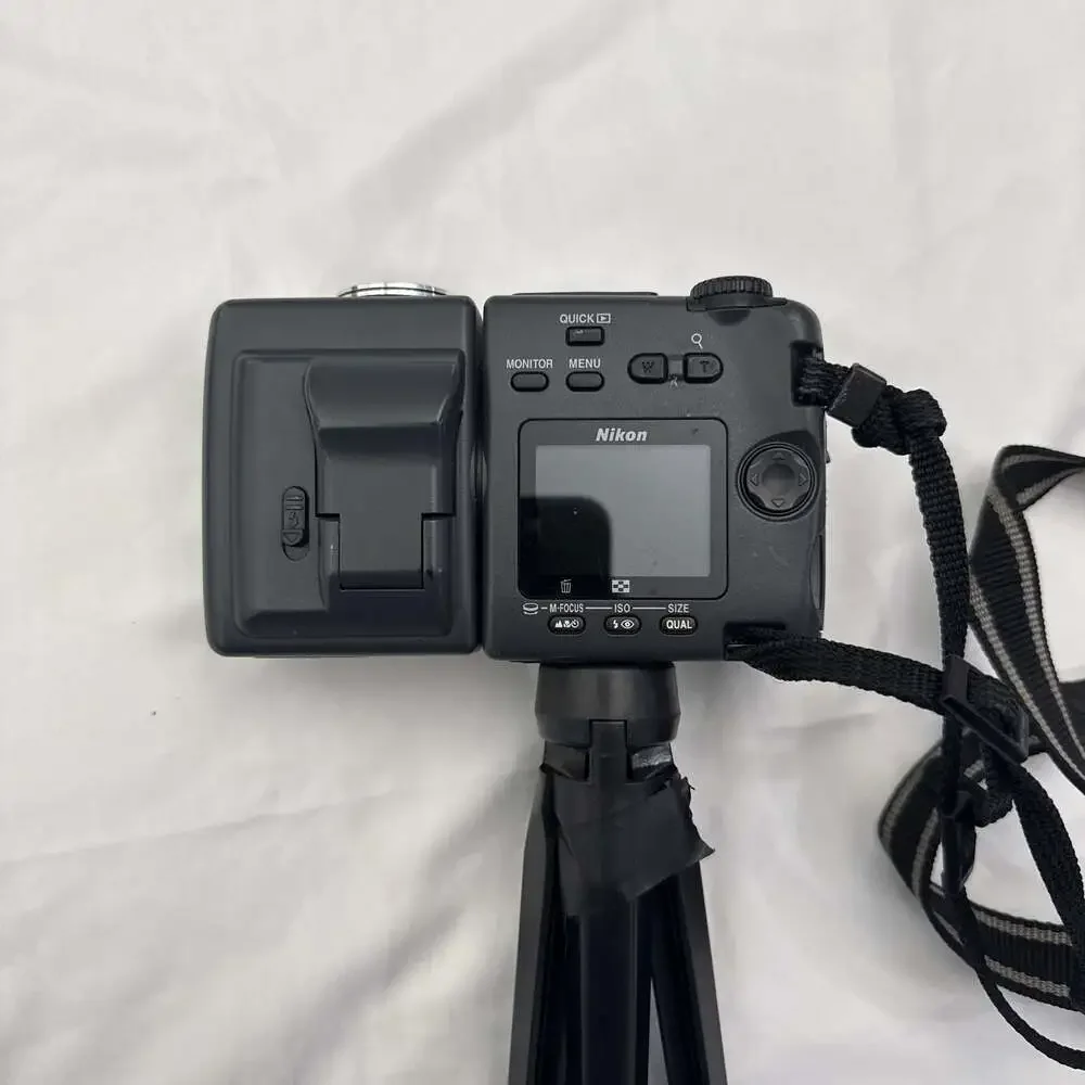 Nikon Coolpix 995 Vintage Digital Camera - ,